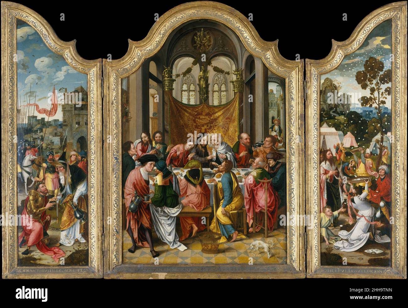 The Last Supper 1515–20 Pittori Netherlandish (Antwerp Mannerist) Pittori Netherlandish almeno tre artisti hanno collaborato a questa pala d'altare ben conservata, che è ancora nella sua cornice originale (anche se regilt). Adamo ed Eva all'esterno si basano sull'incisione del soggetto del 1504 di Dürer. Le scene dell'Antico Testamento sulle ali interne sono prefigurazioni dell'ultima cena, raffigurata in un fantastico ambiente architettonico rinascimentale sul pannello centrale. L'ala sinistra mostra il re e il sommo sacerdote Melchizedek fuori dalle porte di Salem dando pane e vino al patriarca Abramo. A destra Foto Stock