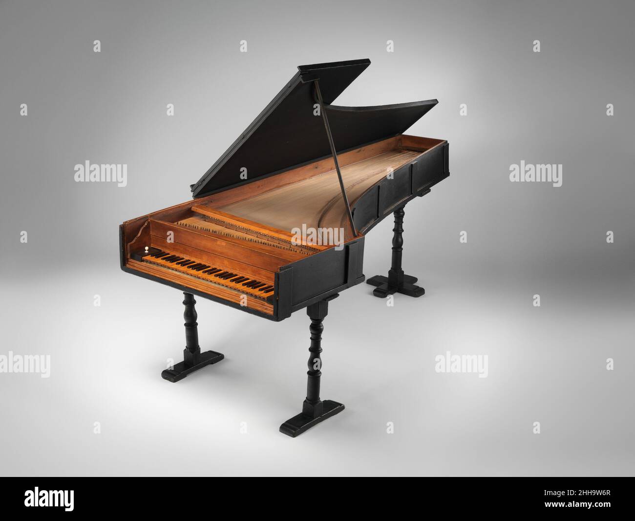 Grand piano 1720 Bartolomeo Cristofori Italian Bartolomeo Cristofori è stato il primo a creare un efficace strumento da tastiera a percussione e, di conseguenza, merita di essere accreditato come inventore del pianoforte. Questo esempio è il più antico dei tre pianoforti esistenti di Cristofori. Circa il 1700 iniziò a lavorare su uno strumento su cui il giocatore poteva ottenere cambiamenti nel volume solo cambiando la forza con cui i tasti venivano colpiti. Nel 1700 aveva realizzato almeno uno strumento di successo, che chiamò "gravicembalo col piano e forte" (clavicembalo con voce tenera e forte). Il suo profumo Foto Stock