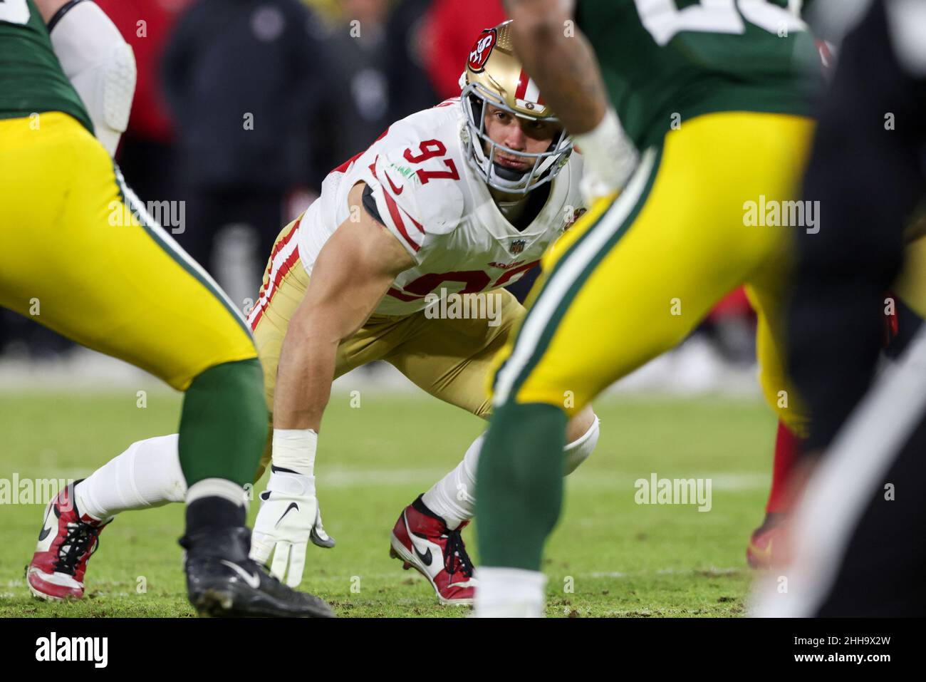 Green Bay, Wisconsin, Stati Uniti. 22nd Jan 2022. San Francisco 49ers Defensive End Nick Bosa (97) Air Jordan 1 si allaccia nel colore 'Chicago' durante la partita di football della NFL tra San Francisco 49ers e i Green Bay Packers al Lambeau Field di Green Bay, Wisconsin. Darren Lee/CSM/Alamy Live News Foto Stock