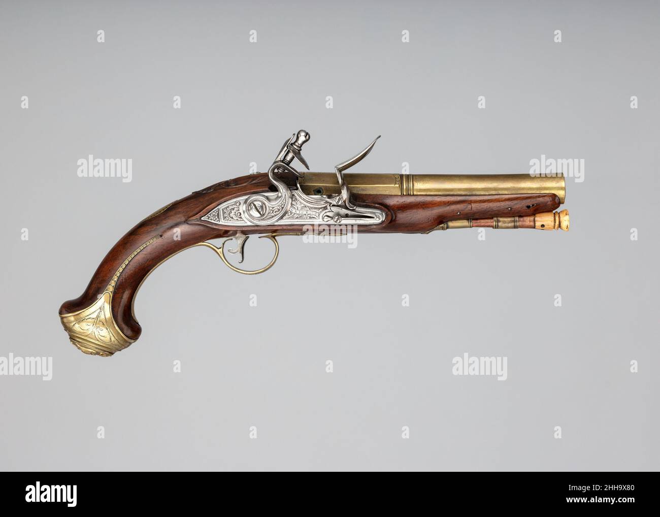Pistola flintlock ca. 1770 probabilmente James Grice questa pistola presenta una canna di ottone incisa a due stadi, una serratura di acciaio incisa e supporti di ottone con un trofeo di braccia che adornano il pommello. La famiglia di artiglieri Grice ha sede a Birmingham, ma ha segnato alcuni dei loro prodotti come fatti a Londra, presumibilmente per capitalizzare sul prestigio di quella città come uno dei più importanti centri di produzione di armi da fuoco in Europa. Pistola flintlock. British, Londra o Birmingham. CA. 1770. Acciaio, legno (noce), ottone, corno. Londra; Birmingham. Armi da fuoco-Pistoli-Flintlock Foto Stock