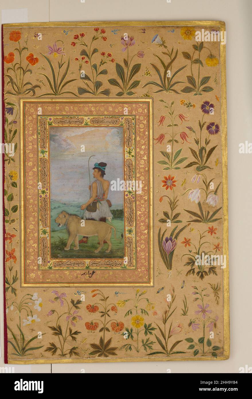 'Derviscio con un Leone', Folio dal Shah Jahan Album verso: CA. 1630; recto: ca. 1500 Pittura di Padarath durante i regni di Jahangir e Shah Jahan, i devoti furono accolti favorevolmente e spesso indulgati a corte. Il derviscio qui raffigurato ha accoutements associati ad un mistico del tempo come una borsa a mano, una gonna di pelliccia ed un ingranaggio distintivo della testa. Ha anche le cicatrici dediche da bruciature autoinflitte sulla sua parte superiore del braccio. I bordi floreali nell'album Shah Jahan, molti creati da Daulat, combinano piante reali e immaginate con insetti, uccelli e bande nuvole. 'Pervish with a Lion', Fol Foto Stock