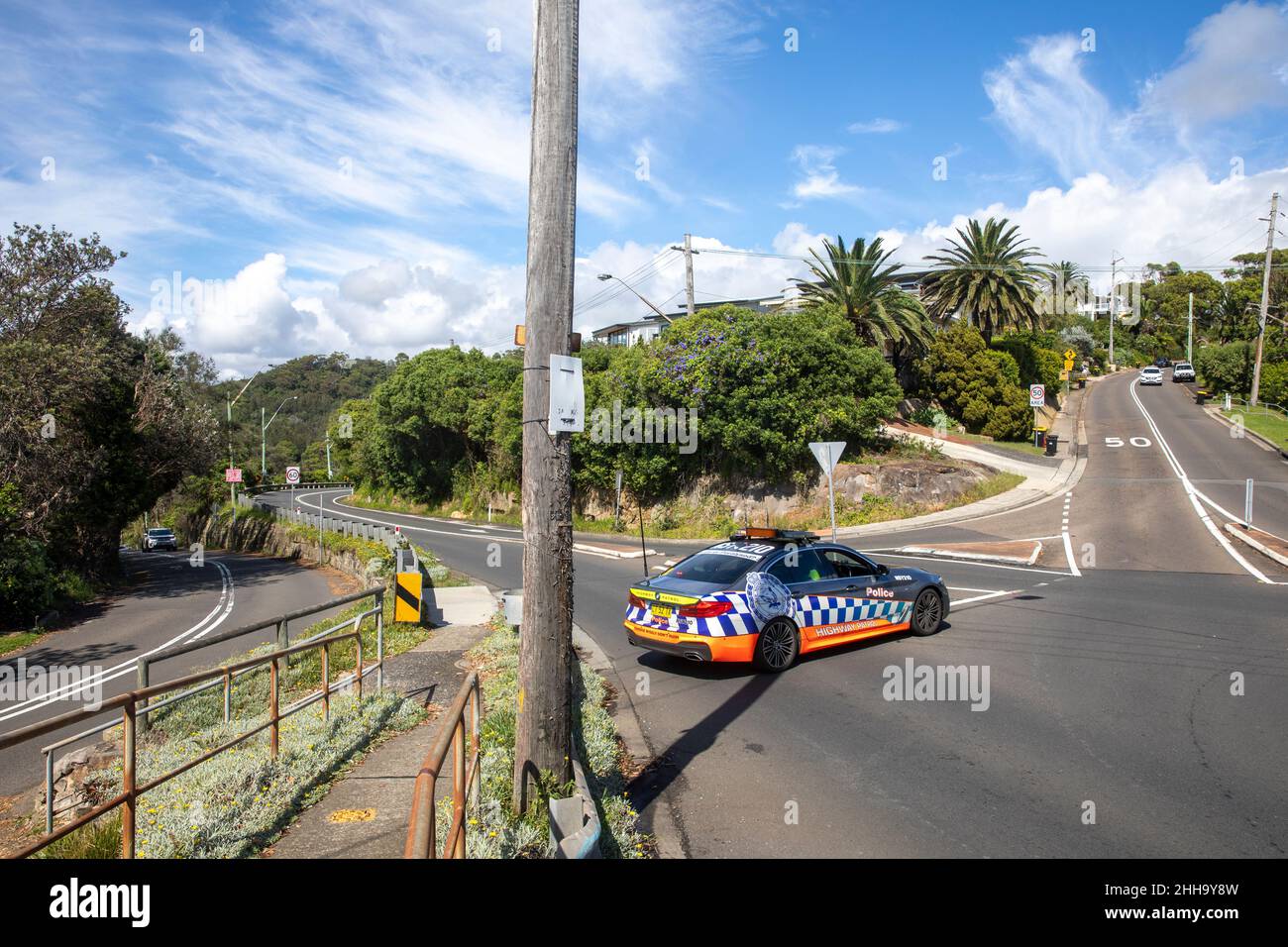 NSW Police Highway pattuglia auto blocca una strada fuori dalla rotonda di bilgola curve a causa di un grave incidente stradale, Avalon, Sydney, Australia Foto Stock