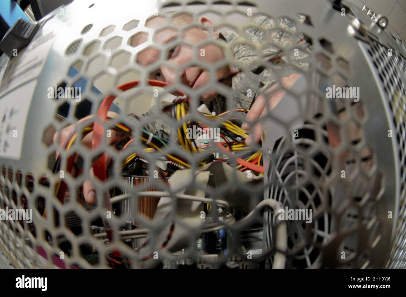 Tecnico di computer di piccole dimensioni presso la Guardia Nazionale aerea Wyoming. Foto Stock