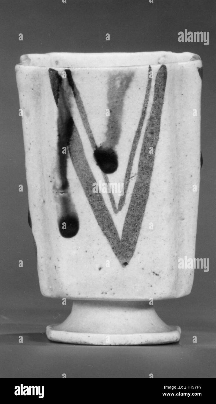 Vaso alimentare quadrato con gambo ca. 1610–1630s Giappone questo pezzo di un set di cinque piatti sarebbe usato durante la fase kaiseki della cerimonia del tè per tenere una piccola porzione di cibo. Vaso alimentare quadrato con gambo 45515 Foto Stock