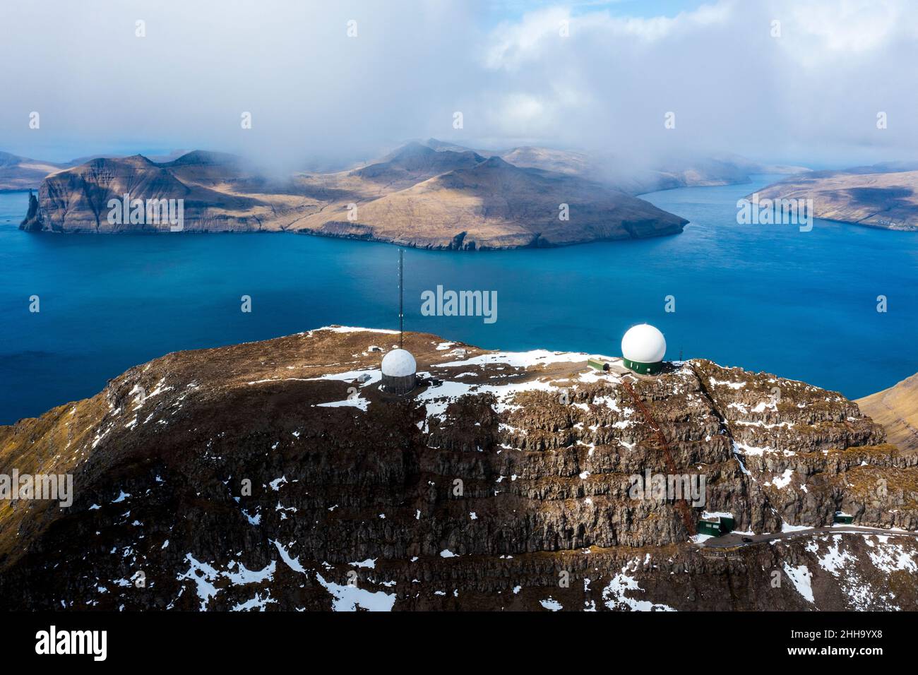 Altri globi bianchi del mondo sulla roccia aspro sono i resti di una base militare della Guerra fredda. Foto Stock