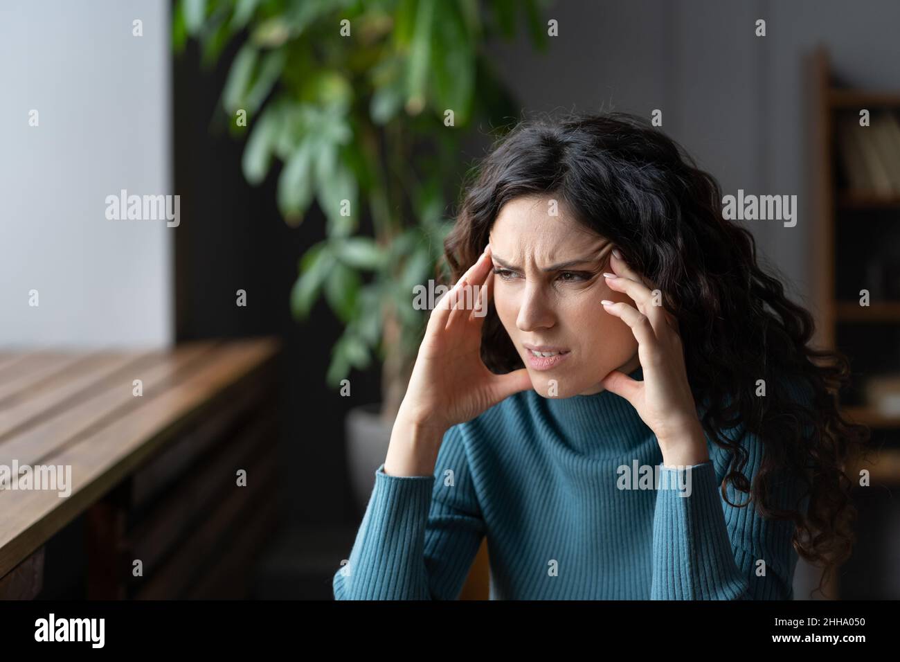 Donna preoccupata che ha pensieri ansiosi, ha sottolineato giovane donna che soffre di ansia mal di testa Foto Stock