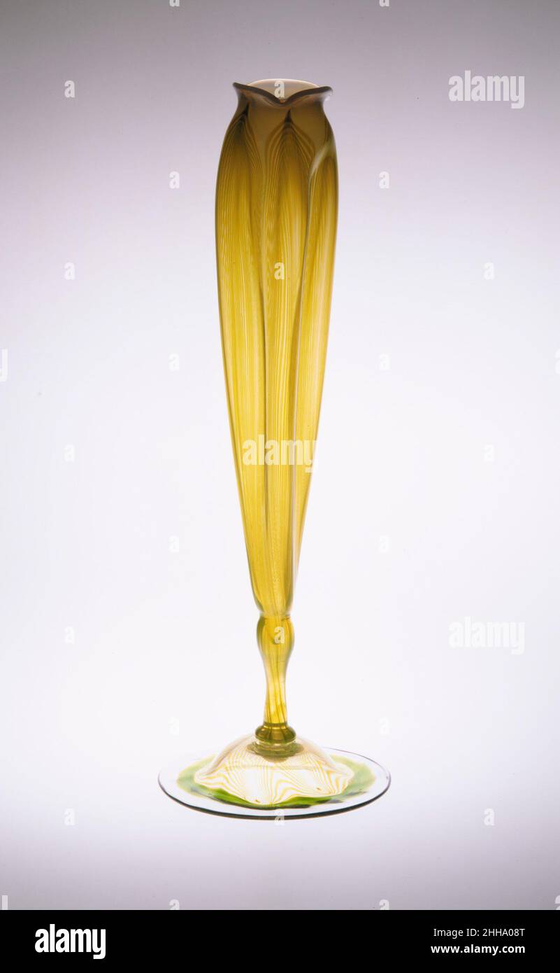 Vaso 1893–96 progettato da Louis Comfort Tiffany American questo oggetto fa parte di un gruppo di oltre quaranta dati al Museo nel 1896 da Louisine e Henry Osborne Havemeyer (96.17.9–.56). Il regalo fu il primo bicchiere americano ad entrare nella collezione del Museo. Molto probabilmente spinto da Louis Comfort Tiffany, gli Havemeyers hanno presentato la loro collezione di vetro di Tiffany Favrile al Museo solo tre anni dopo Tiffany iniziato a produrre decorativi vasi di vetro soffiato. Le forme, i colori e le finiture dei vasi e delle placche di Tiffany si ispirarono al mondo naturale e all'antico vetro. I vasi di Tiffany Foto Stock