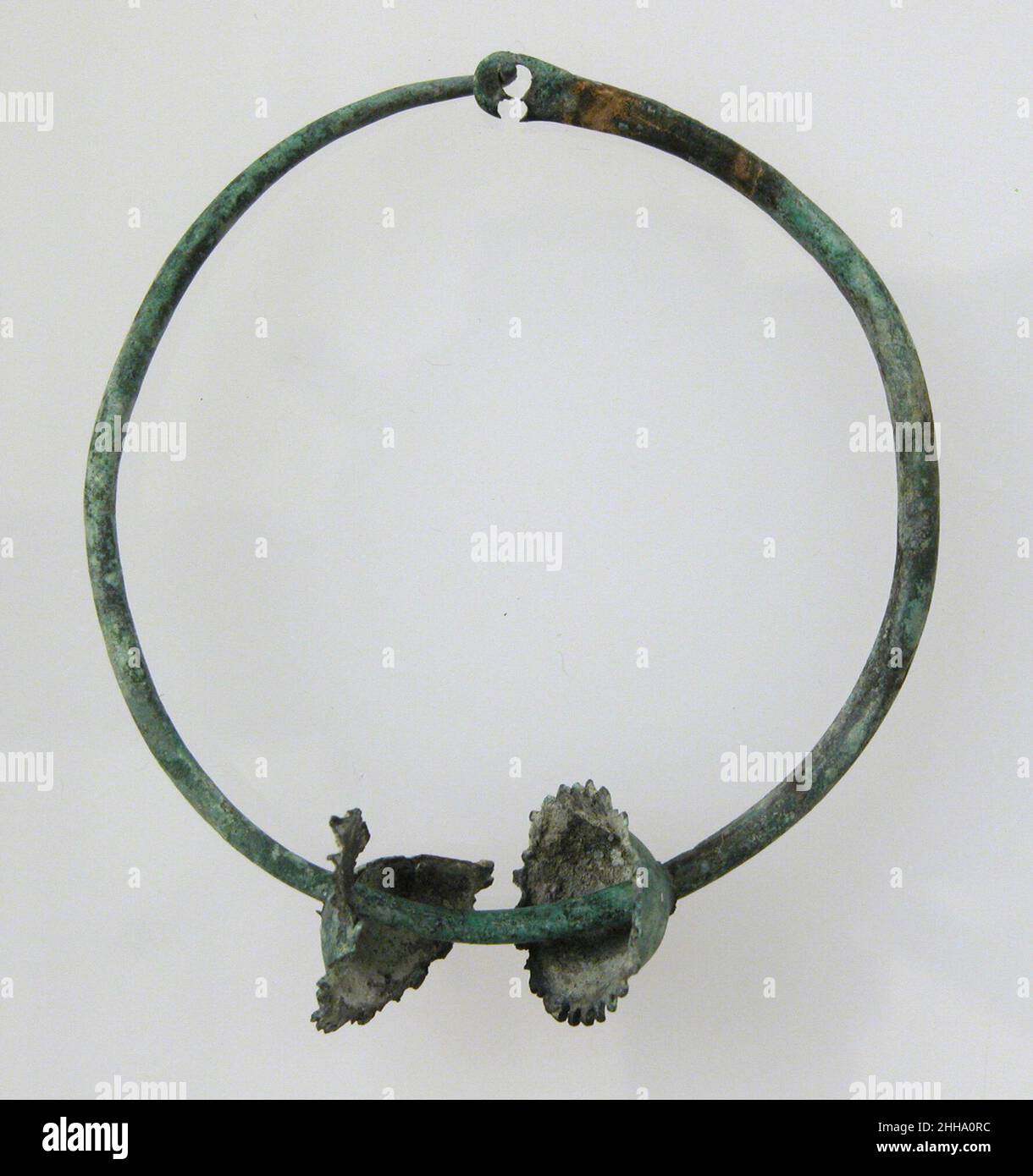Orecchini 4th secolo tardo romano. Orecring 465583 tardo romano, Orecchini, 4th secolo, lega di rame, totale: 1 3/4 x 1 7/8 x 1/2 pollici (4,5 x 4,8 x 1,2 cm). Il Metropolitan Museum of Art, New York. Dono di J. Pierpont Morgan, 1917 (17.193.258) Foto Stock Orecchini 4th secolo tardo romano. Orecring 465583 tardo romano, Orecchini, 4th secolo, lega di rame, totale: 1 3/4 x 1 7/8 x 1/2 pollici (4,5 x 4,8 x 1,2 cm). Il Metropolitan Museum of Art, New York. Dono di J. Pierpont Morgan, 1917 (17.193.258) Foto Stock