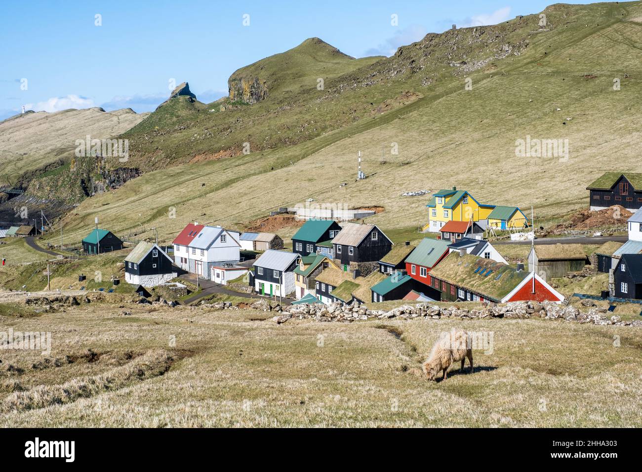 Foto del paesaggio del bellissimo villaggio remoto di Mykines in Isole Faroe. Foto Stock