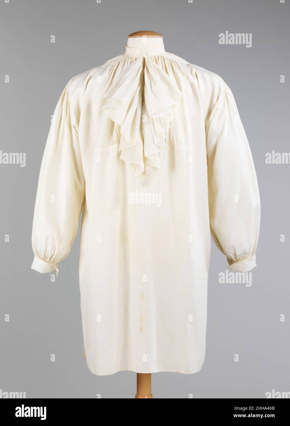 Camicia ca. 1780 Francese questo bell'esempio di camicia da uomo fine  18th-secolo mostra il taglio tipico del periodo. I fazzoletti sotto il  braccio sono stati utilizzati per consentire la libertà di movimento