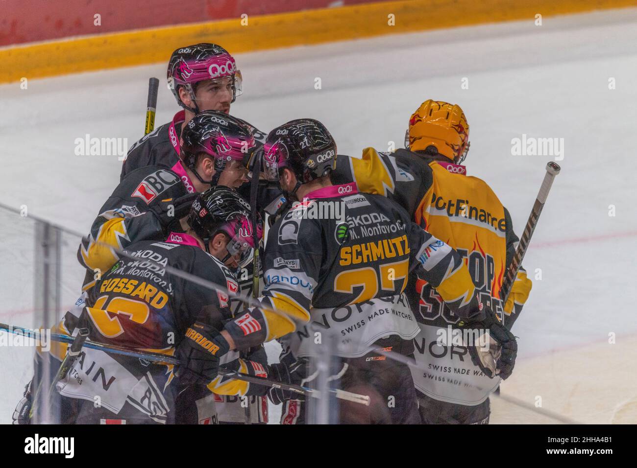 Losanna, Vaudoise Arena, Svizzera. 23rd Jan 2022. Losanna Svizzera, 01/23/2022: La squadra di HC Ajoie festeggia durante la partita 47th della stagione della Lega Nazionale Svizzera 2021-2022 con le Losanna HC e HC Ajoie (Credit Image: © Eric Dubost/Pacific Press via ZUMA Press Wire) Foto Stock
