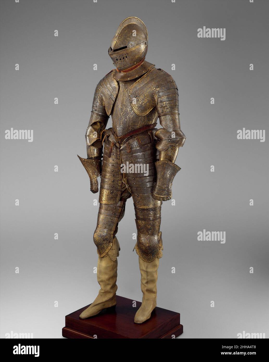 Armatura per Cavalleria pesante con Shaffron (Horse's Head Defense) ca. 1600 Francese uno degli armatori francesi meglio conservati che risale al regno di Enrico IV (1589-1610), questo esempio dimostra la preferenza francese per armature completamente dorate. Conserva la sua originale fodera in seta gialla e i cinturini in pelle rossa cuciti con filo metallico. Abbinata a questa armatura si trova uno zafferano (difesa per la testa del cavallo), anch'esso nella collezione del Metropolitan Museum (conf. n. 27.177.2), e una sella, ora nel Musée de l'Armée, Parigi. Nonostante la sua ricca decorazione, questa armatura era destinata all'uso in b Foto Stock Armatura per Cavalleria pesante con Shaffron (Horse's Head Defense) ca. 1600 Francese uno degli armatori francesi meglio conservati che risale al regno di Enrico IV (1589-1610), questo esempio dimostra la preferenza francese per armature completamente dorate. Conserva la sua originale fodera in seta gialla e i cinturini in pelle rossa cuciti con filo metallico. Abbinata a questa armatura si trova uno zafferano (difesa per la testa del cavallo), anch'esso nella collezione del Metropolitan Museum (conf. n. 27.177.2), e una sella, ora nel Musée de l'Armée, Parigi. Nonostante la sua ricca decorazione, questa armatura era destinata all'uso in b Foto Stock
