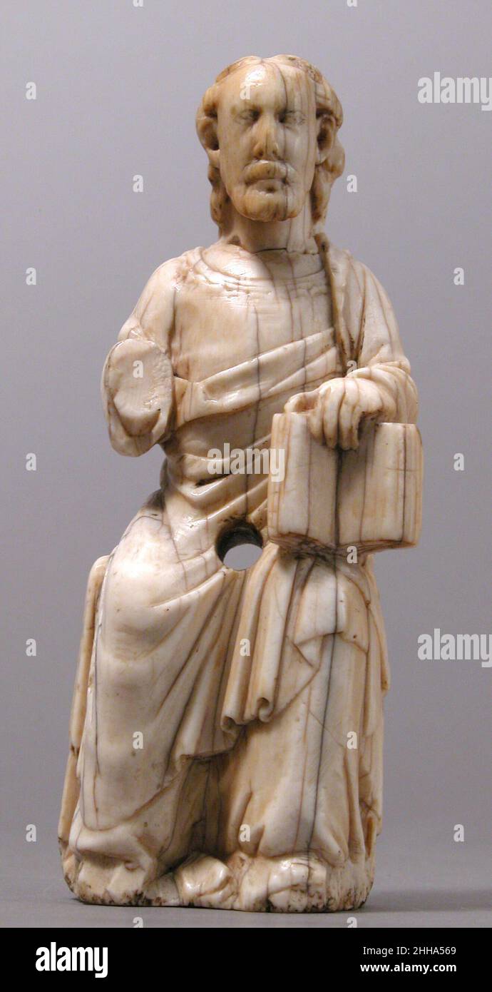 Cristo intronato ca. 1230 Cristo francese appare in maestà con un libro che significa la sua identità come Parola di Dio incarnata. La sua mano destra fu probabilmente alzata in benedizione. Il foro al centro del corpo indica che la figura era originariamente montata su un oggetto più grande. Cristo Entrono 464225 francesi, Cristo Entrono, ca. 1230, Avorio, totale: 4 15/16 x 1 7/8 x 1 1/4 pollici (12,5 x 4,7 x 3,2 cm). Il Metropolitan Museum of Art, New York. Dono di J. Pierpont Morgan, 1917 (17.190.222) Foto Stock