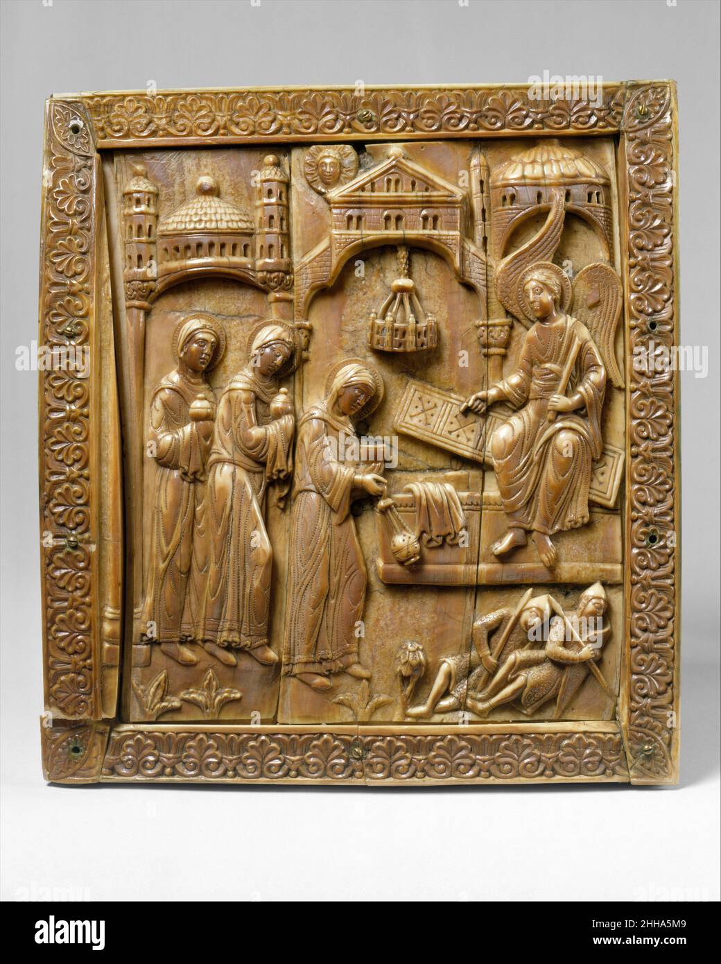 Targa con le Sacre Donne al Sepolcro ca. 1140–60 i tedeschi qui presentati sono scene tratte dai racconti evangelici degli incontri di Gesù con i seguaci dopo la risurrezione. Ogni placca è composta da più pezzi di avorio di valro scolpito in alto rilievo. Queste placche, insieme ad altre a Colonia, Londra e Berlino, decorano la parte anteriore di un altare o pulpito. Erano originallyset in una struttura di legno o metallo e dipinte. Targa con le donne sante al Sepolcro 467773 Foto Stock