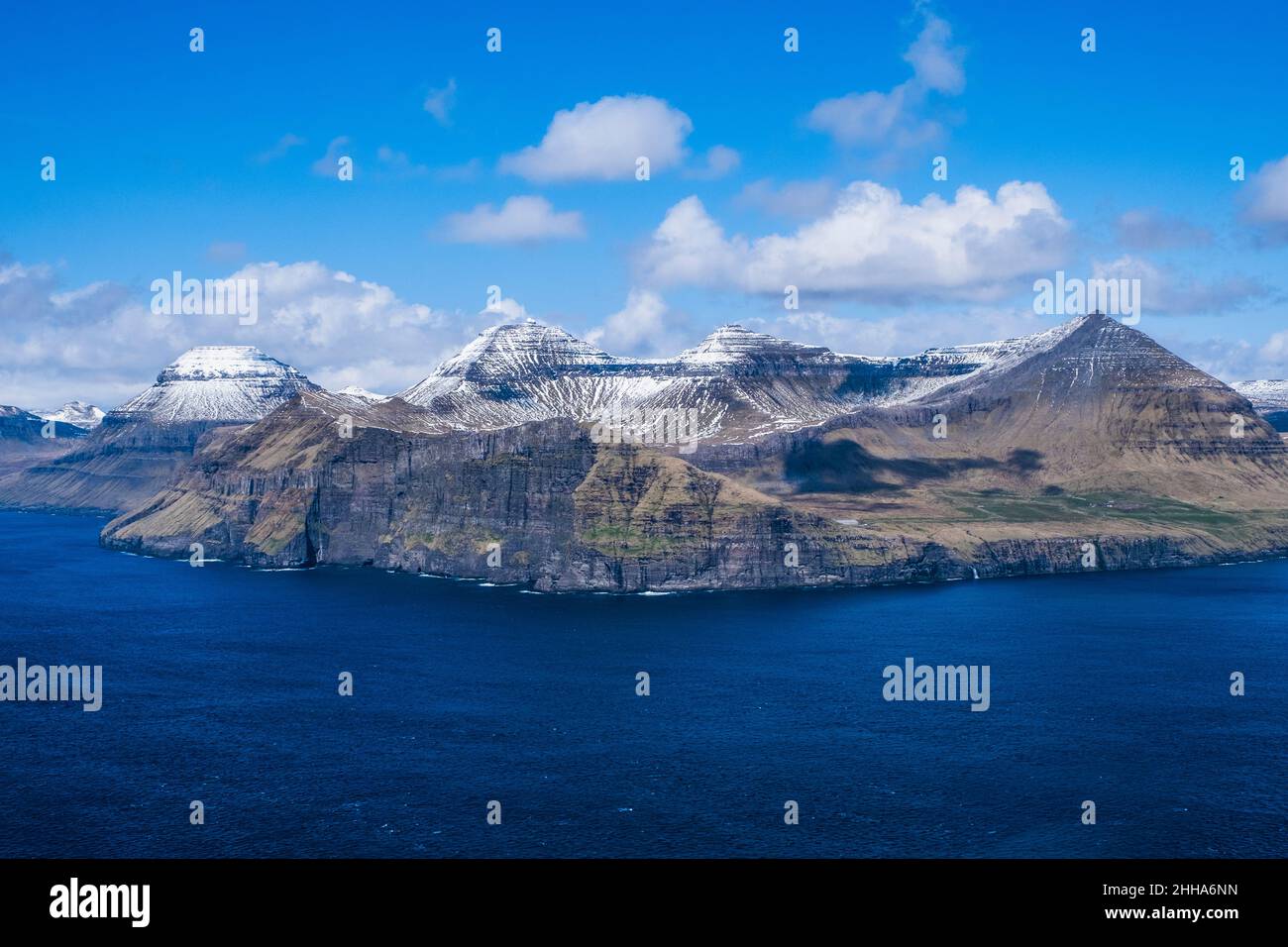 Qualunque cosa abbia causato questo paesaggio unico, quasi lunare, con graduazioni distintive sul lato della montagna, è la natura al suo meglio. Foto Stock