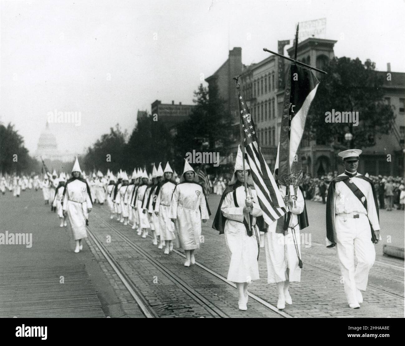 Washington, DC, 1928 - Donne del Ku Klux Klan in parata lungo Pennsylvania Avenue. Foto Stock