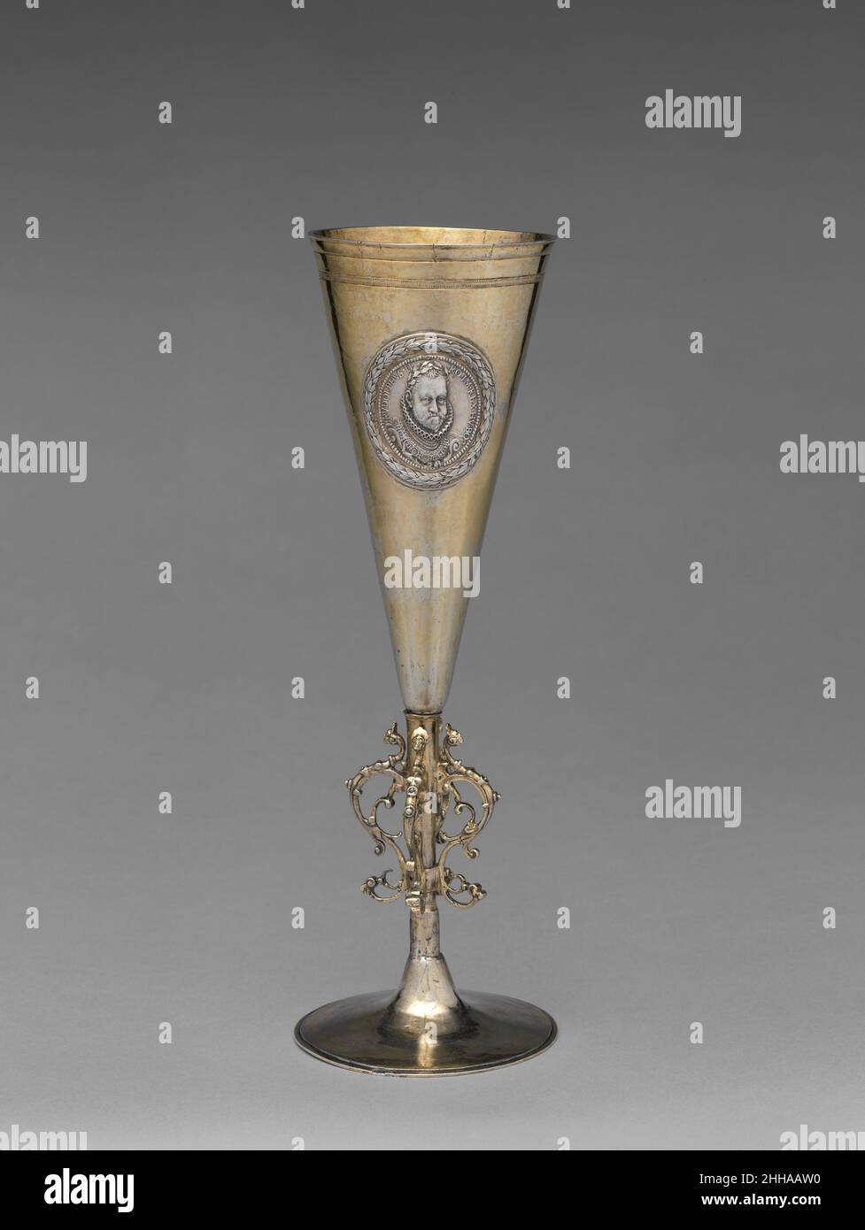 Tazza conica ca. 1640 Pál Zilahy la plaquette in questa coppa commemora il Sacro Romano Imperatore Rudolph II (1552–1612), il grande collezionista asburgico, che ha accumulato un leggendario Kunstkammer (camera d'arte). Ha scelto Praga come sua residenza principale, trasformando la città in un centro artistico politicamente tollerante e vibrante. Per questa nave, l'orafo tradusse la forma conica altamente raffinata di un calice di vetro fortemente rastremato in un'allettante coppa d'argento.LiteratureImportant Inglese, Irlandese e Argento continentale. Sale Cat., Sotheby’s, New York, 16 aprile 1996, n.p., n. 91.ReferenzeCola simile Foto Stock