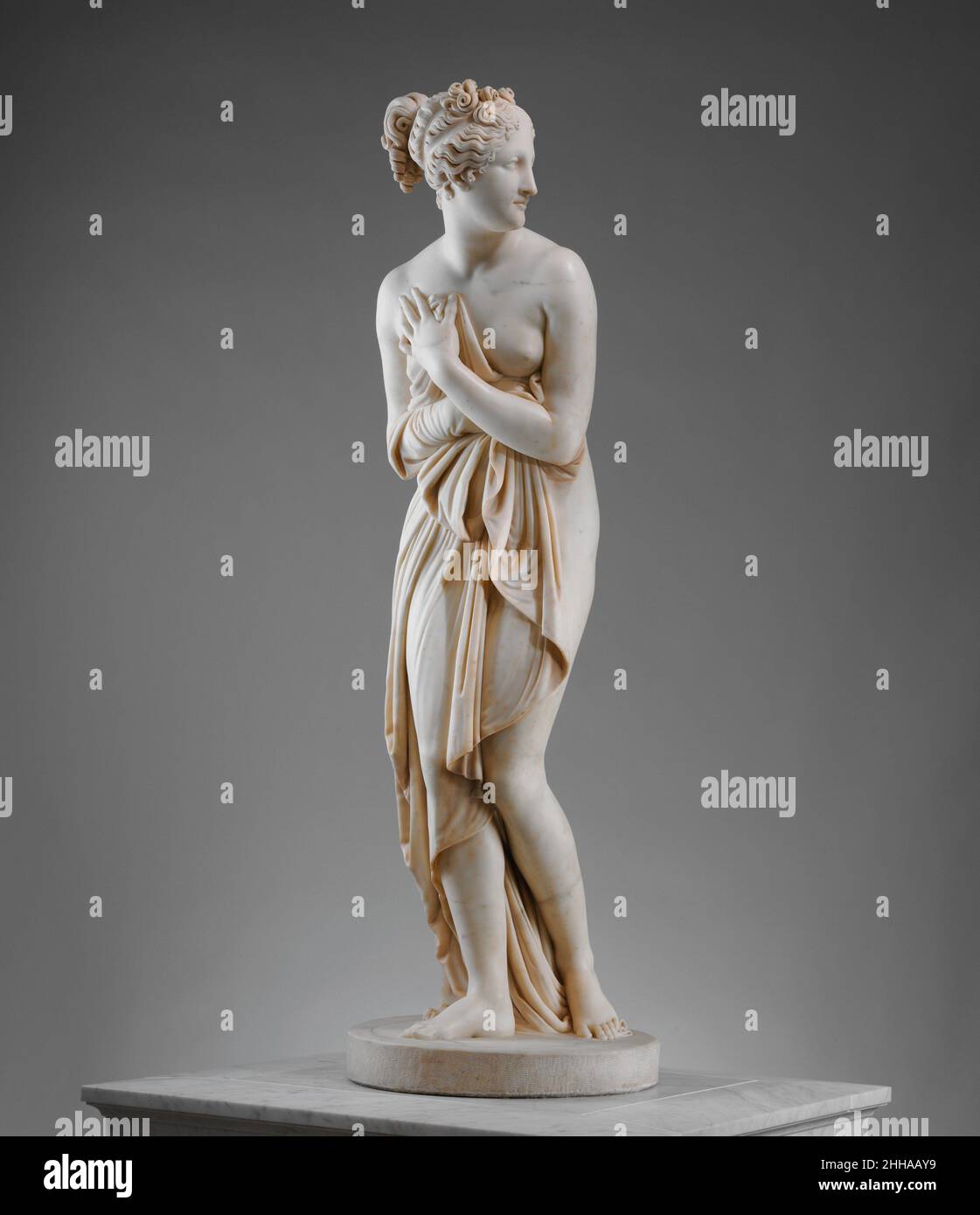 Venus Italica probabilmente ca. 1822–23, variante del marmo eseguita per la prima volta nel 1810 laboratorio di Antonio Canova la prima Venere marmorea del Canova italiano si trova a Palazzo Pitti, Firenze. Conosciuta come la Venere Italica, fu ordinata nel 1804 da Ludovico i, re di Etruria, come sostituzione dell'antica Venere medicea che era stata presa dai francesi per il Musée Napoleone. Questa replica, acquistata dallo studio di Canova dalla terza sposa di Londonderry alla fine del 1826 o all'inizio del 1827, rimase a Londonderry House, Londra, fino al 1962. Venus Italica. Laboratorio di Antonio Canova (italiano, Possagno 1757–1822 Venezia). Foto Stock