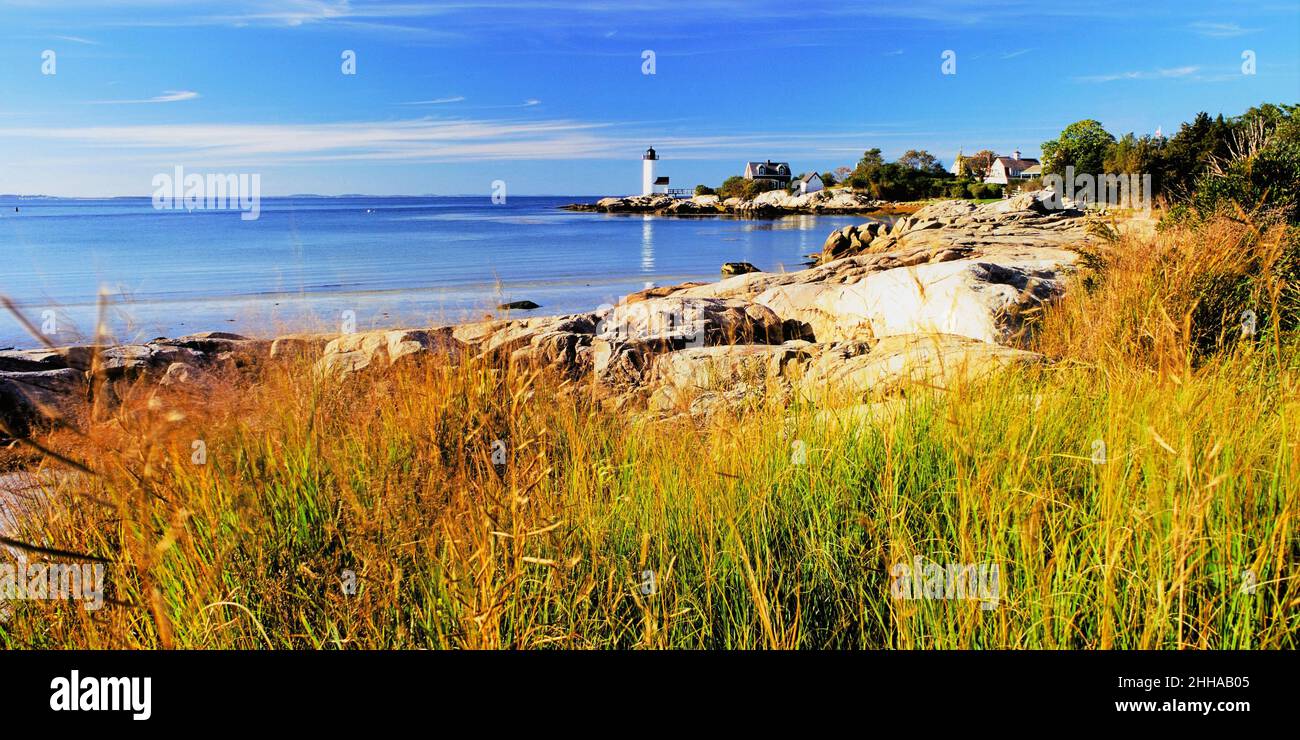 Faro e spiaggia del New England in estate Foto Stock