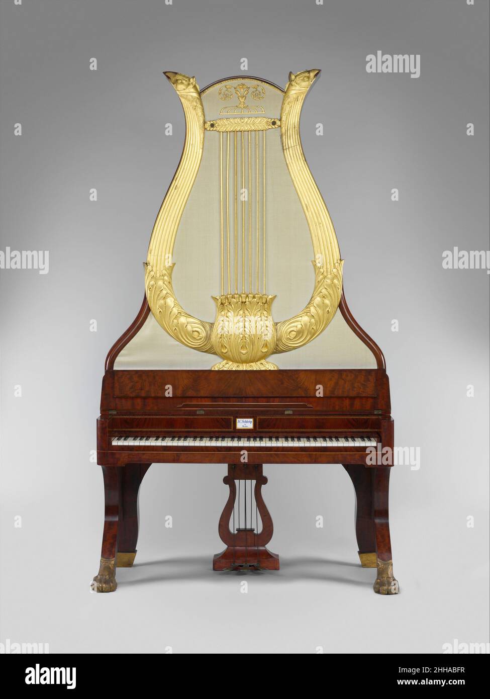 Lyraflügel ca. 1820–44 Johann Christian Schleip (1786–1848) questo tipo di  pianoforte verticale è stato realizzato quasi esclusivamente a Berlino tra  il 1820 e il 1850. Il Lyraflügel era un'attrezzatura alla moda dei
