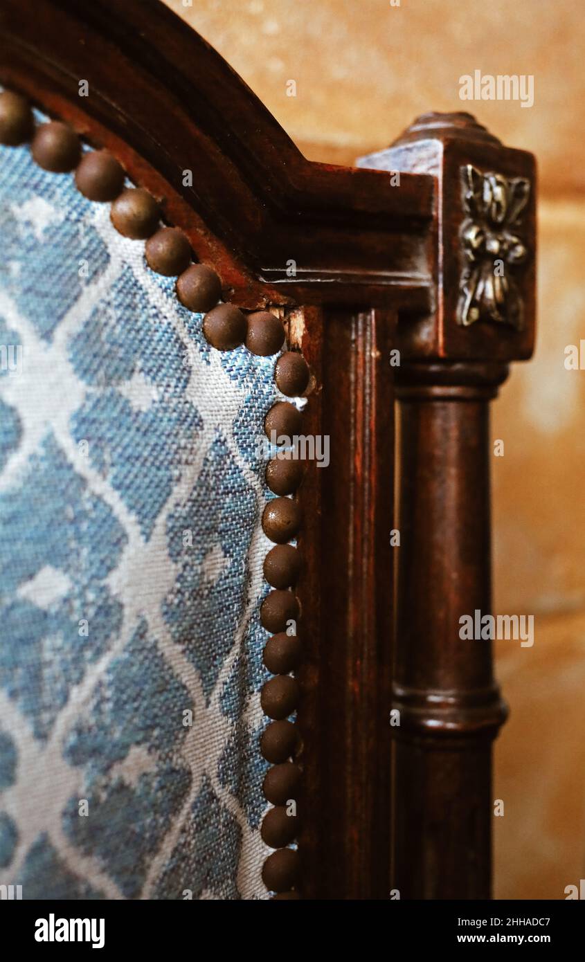 Patrimonio di legno vintage sedia arabo egiziano con antico rivestimento decorativo chiodi chiodi chiodi chiodi chiodi perni capitone per il design di mobili in primo piano Foto Stock
