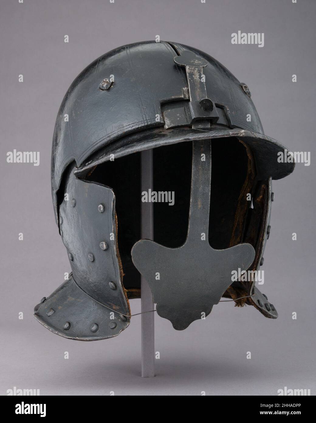 Casco di assedio 17th secolo francese. Casco da assedio. Francese. 17th secolo. Acciaio, pelle. Caschi Foto Stock Casco di assedio 17th secolo francese. Casco da assedio. Francese. 17th secolo. Acciaio, pelle. Caschi Foto Stock