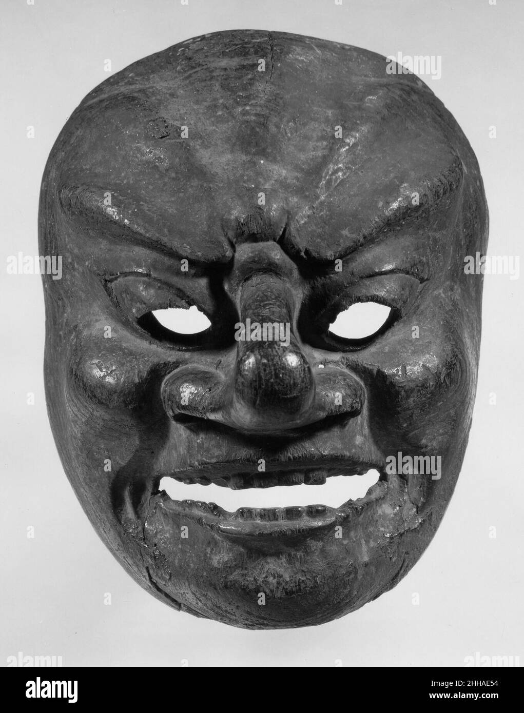 Bugaku Mask (Sanju) 12th Century Japan questa maschera da ballo Bugaku, che rappresenta un guerriero voluto, fu usata in una danza in stile militare legata alle leggende di Chūai (regnate dal 192 al 200), il quattordicesimo imperatore del Giappone. Per più di duecento anni, la danza si svolse principalmente presso la corte imperiale giapponese. La danza di corte di Bugaku incorpora tradizioni buddiste e shintoista, ed è tipicamente accompagnata da musica Gagaku. Maschera di Bugaku (Sanju) 45521 Foto Stock