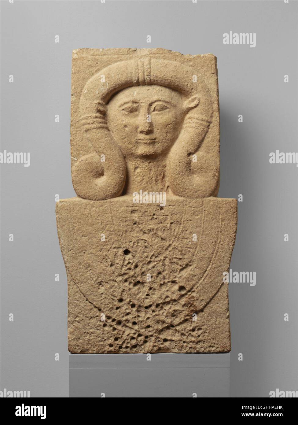 Stele calcarea (albero) con la testa di Hathor 2nd quarto del 6th secolo a.C. Cipriota la parte inferiore del gambo è stata tagliata; due fori di riferimento sulla superficie superiore hanno permesso di fissare un elemento aggiuntivo. Alberi di pietra che incorporano la testa della dea egiziana Hathor accadono particolarmente spesso ad Amathus. Il loro aspetto può essere collegato con l'avvento del dominio egiziano sull'isola. Hanno giocato un ruolo nel culto della Grande Dea di Cipro che, come Hathor, ha garantito protezione contro la morte e il danno. Gli alberi si verificano anche in contesti funerari. Stele calcaree (sha Foto Stock