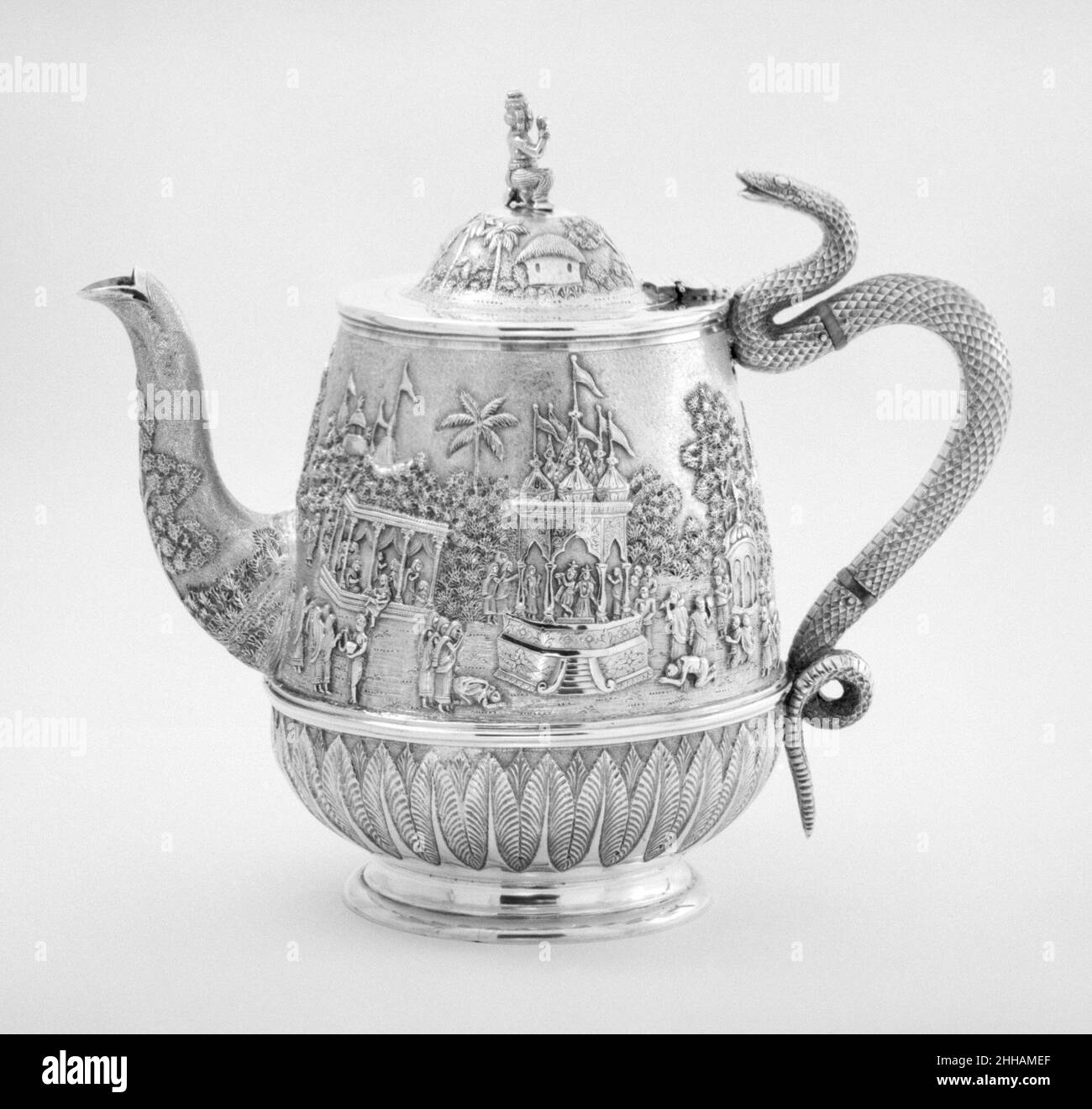 Teiera (parte di un set) 1860–80 parte anglo-indiana di un set che include una ciotola per lo zucchero (1972.116.2) e una caraffa per la crema (1972.116.3). La decorazione combina scene di festival indiano tra palme e templi con quelli domestici in interni di stile europeo. Teiera (parte di un set) 205465 Foto Stock