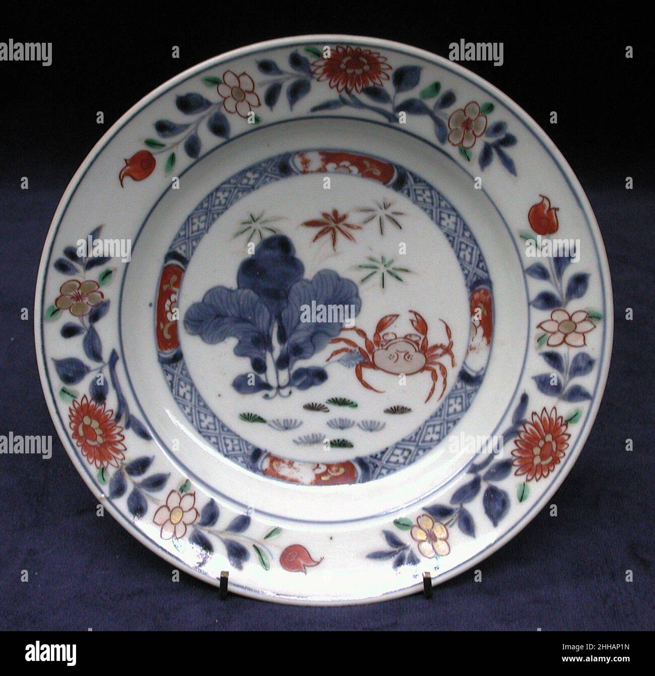 Piatto di zuppa 1700–1750 Giapponese, per il mercato europeo il dono della Collezione Hans Syz nel 1995 ha dotato il Museo di quasi trecento esempi di ceramiche europee e asiatiche meticolosamente acquisite dal collezionista svizzero Dr. Syz (1894–1991) per tracciare la migrazione di modelli e modelli da Est ad Ovest. Documentando un continuo processo di influenza e adattamento, questi pezzi forniscono una revisione discriminante delle sfumature di cambiamento stilistico risultanti da tre secoli di commercio. Piatto per zuppa 208293 Foto Stock