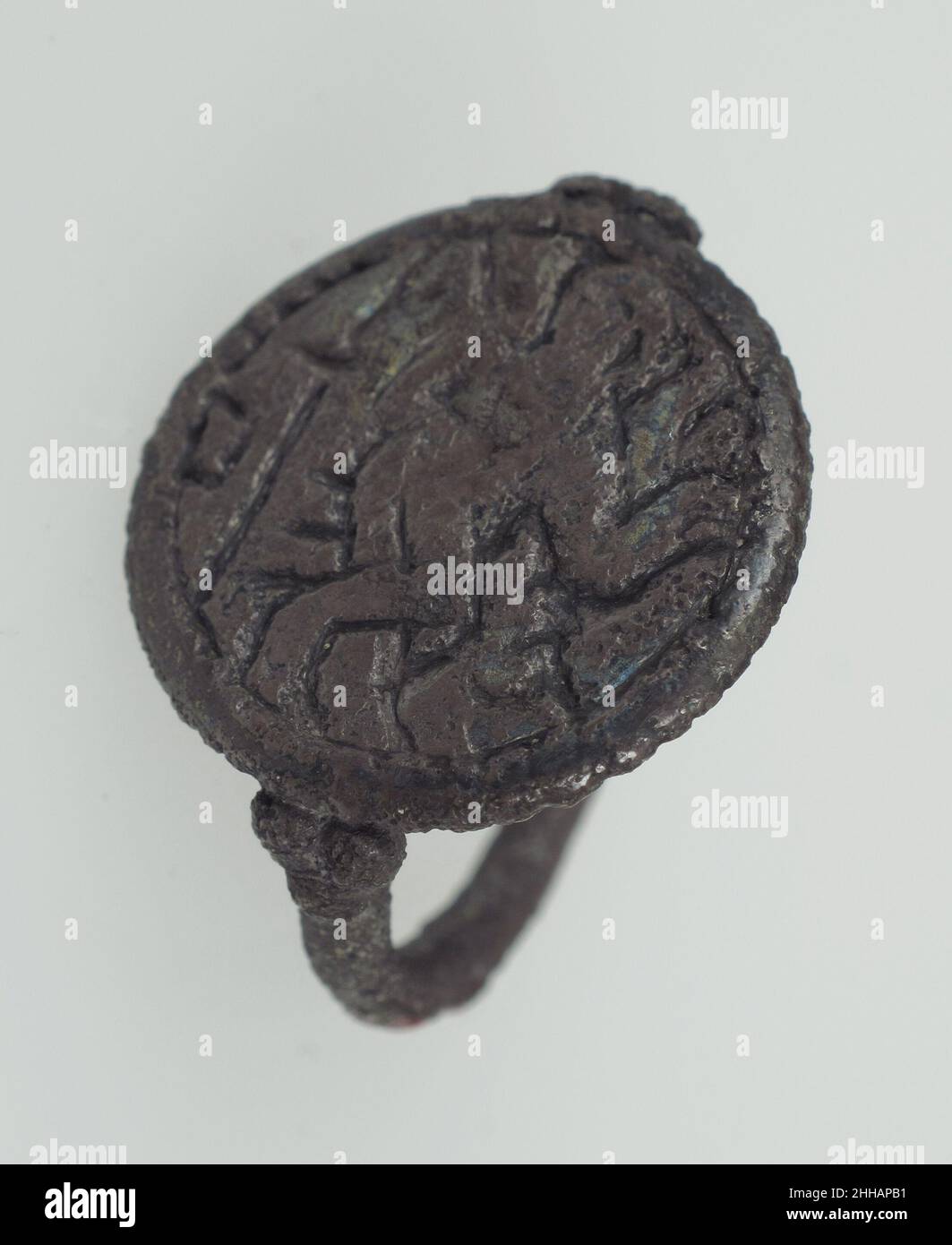 Finger Ring 7th secolo Frankish. Finger Ring 465819 Frankish, Finger Ring, 7th Century, Argento (?), totale: 15/16 x 7/8 x 3/4 pollici (2,4 x 2,2 x 1,9 cm) cornice: 3/4" (1,9 cm). Il Metropolitan Museum of Art, New York. Dono di J. Pierpont Morgan, 1917 (17.193.91) Foto Stock