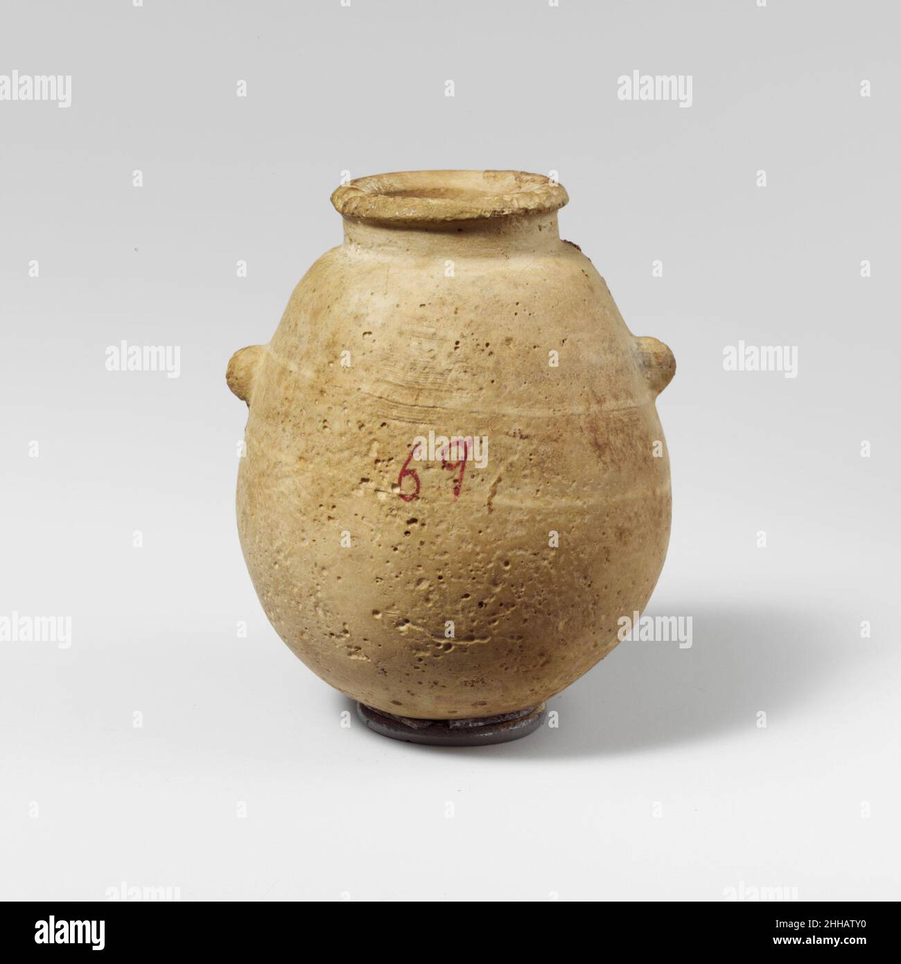 Alabastro alabastron (vaso di profumo) 6th–5th secolo a.C. Cipriota il pallone globulare ha due alette arrotondate, un collo largo a forma di squat e un bordo convesso. Alabastro alabastron (vaso di profumo) 244021 Foto Stock