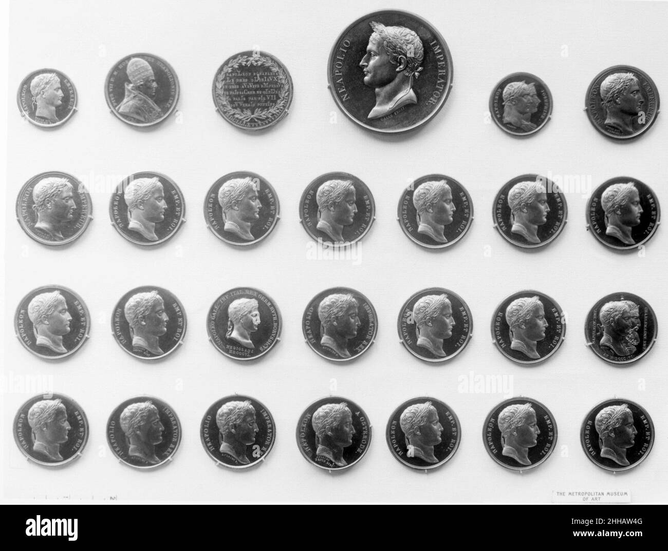 Conquista del Regno di Napoli. 1806. Medaglia del 19th° secolo (ovverse): Bertrand Andrieu French questa medaglia è stata colpita per il Metropolitan Museum of Art alla Zecca di Parigi su richiesta del donatore, l'on. Levi P. Morton, Ex Ministro degli Stati Uniti in Francia. Il contrario di questa medaglia è preso direttamente da un'antica moneta greca di Napoli tra gli anni 336 e 280 a.C., ma il disegno avviene su diverse monete un secolo prima. L'unica divergenza dall'originale greco è nella piccola testa sotto il toro. Su uno degli esempi greci si tratta di un'ape, su un'altra lettera greca. Conquista del regno o Foto Stock