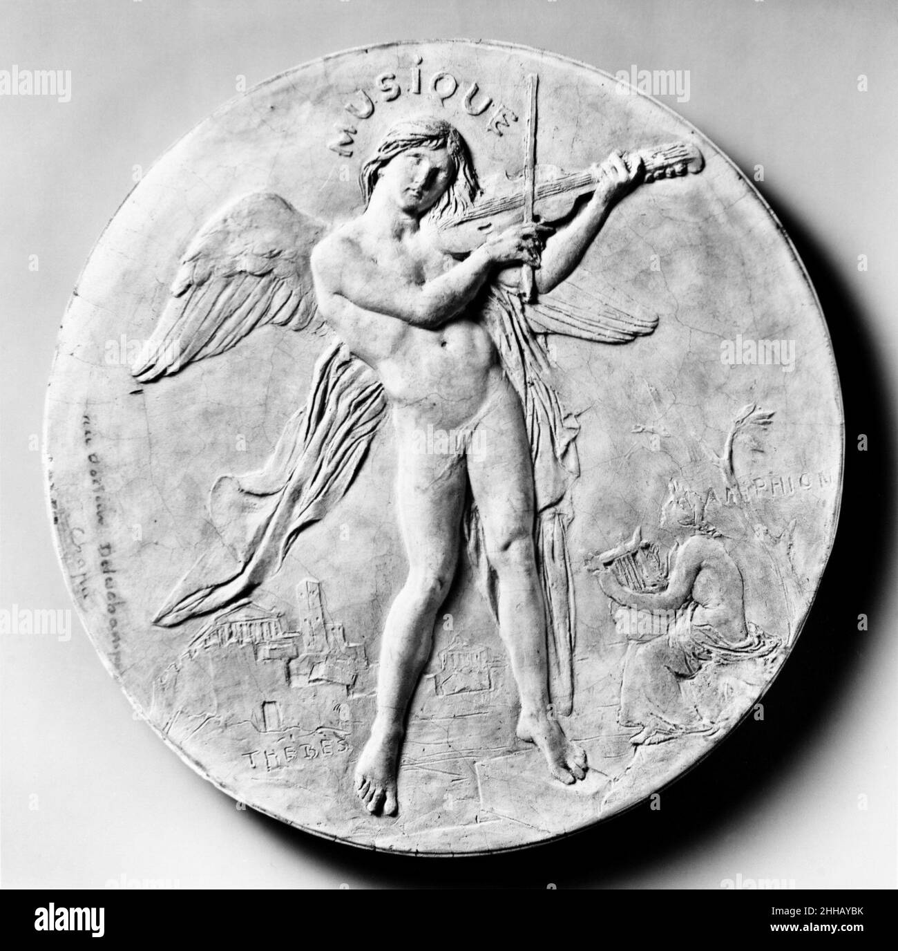 Musica ca. 1869 Henri-Michel-Antoine Chapu Chapu fu un secondo scultore dell'Impero con rari doni lirici. Il suo giovane genio alato inchina il violino di fronte ad un paesaggio urbano che rappresenta Tebe, le cui pareti si dice siano state innalzate alle stirpi della lira di Amfione; egli è la figura di destra. L'immaginario unisce così le armonie della musica e dell'architettura. Questo è il modello di uno dei sei rilievi argentati in bronzo; allegorie delle arti, destinate al salotto dell'architetto di Chapu, Paul Sédille; la sua casa parigina nel Boulevard Magenta fu completata nel 1870. Musica 2 Foto Stock