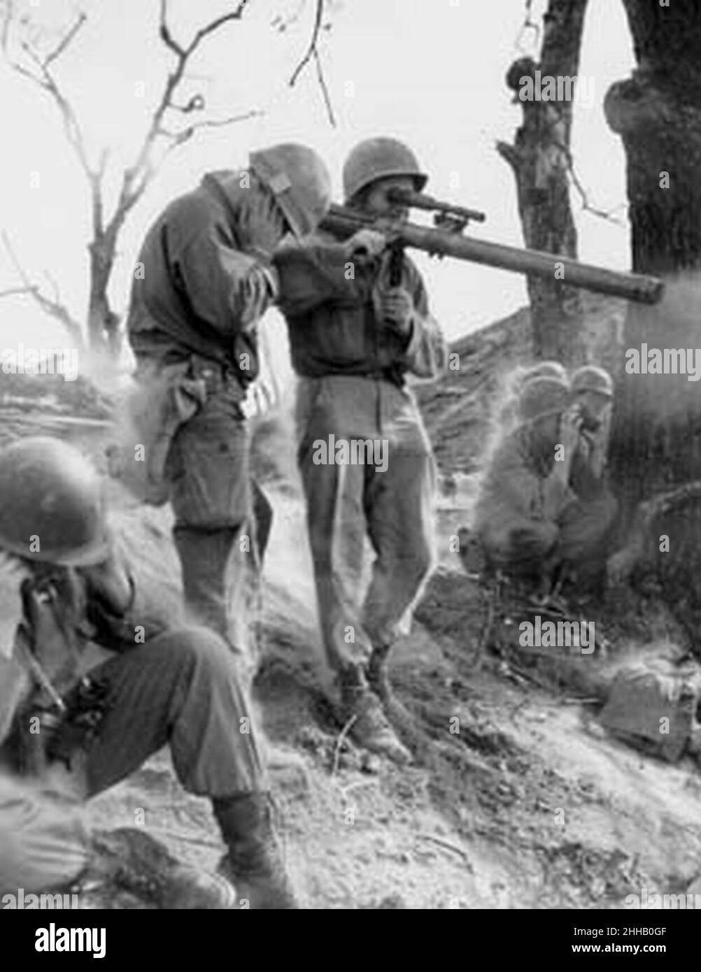 Soldier-sparando-M18A1-ricoilless-fucile-corea. Foto Stock