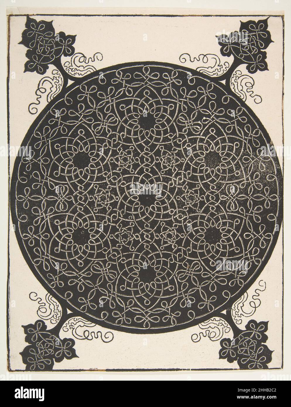 "Il quinto Knot". Roundel interlacciato con sette stelle a sei punte 1521 prima di Albrecht Dürer Ricamo tedesco modello costituito da cosiddetto lavoro di nodo. Il motivo principale ha una forma circolare ed è presentato in bianco su un terreno scuro. Le funi annodate o cinghie formano stelle a sei punte: Una al centro e sei che la circondano. Su tutti e quattro gli angoli è stato aggiunto un altro ornamento a forma di foglia che sporge dal cerchio. Le punte delle due lamelle inferiori non rientrano nell'immagine. "Il quinto Knot". Roundel interlacciato con sette stelle a sei punte 388792 Foto Stock
