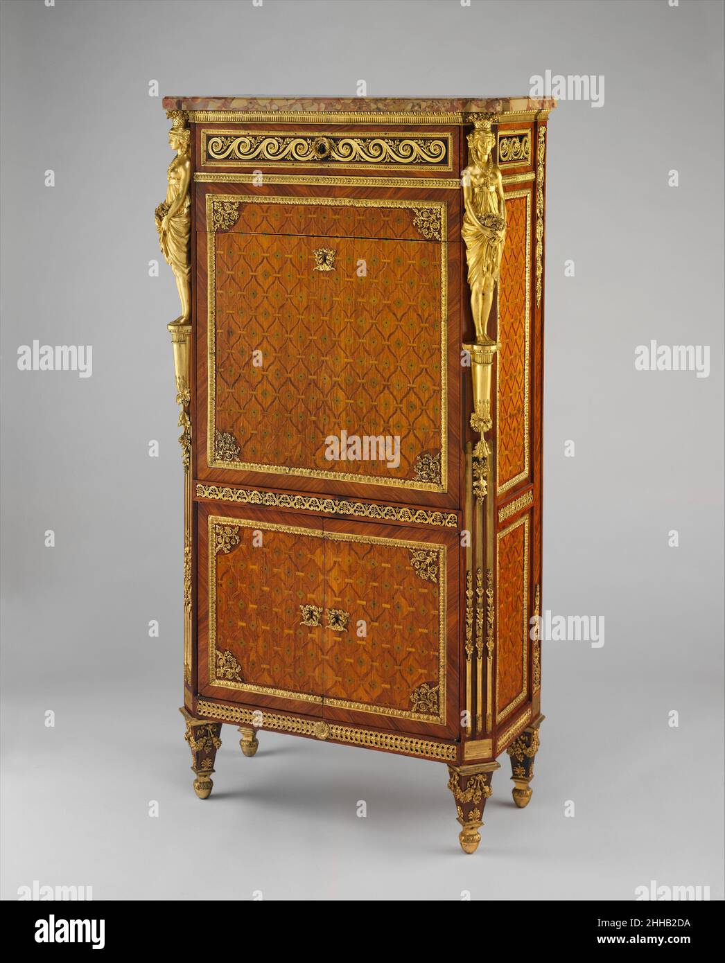 Drop-front segretario (secrétaire à abattant o secrétaire en armoire) 1786–87 Guillaume Benneman questo segretario è stato fatto per il gabinetto Intérieur di Luigi XVI al Palais de Compiègne. L'opera di cabinetteria è stata eseguita sotto la supervisione di Guillaume Beneman (master 1785). I supporti in bronzo dorato sono stati modellati da Louis-Simon Boizot (1743-1809), Martin e Michaud; cast da Forestier; inseguito da Pierre-Philippe Thomire (1751-1843), Bardier e Tournay, tra gli altri; e dorato da Galle. Il lavoro sul segretario è stato coordinato da Jean Hauré, imprenditore des Meubles de la Couronne (attivo 1774-96). Foto Stock