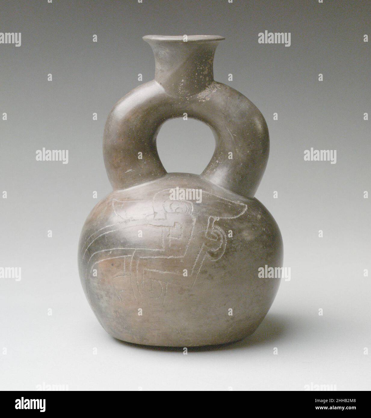 Stirup-Spout bottiglia 12th–5th secolo a.C. Cupisnique Stirrup-But bottiglie (il nome si riferisce alla forma del beccuccio, Che assomiglia ad una staffa di sella di equitazione) sono stati fatti per uso rituale a partire dai primi del secondo millennio a.C. un gran numero di loro sono stati trovati in sepolture d'elite sulla costa settentrionale del Perù e mostrano ineguagliabile abilità tecnica e artistica. Molti sono elaborati in sculture tridimensionali, tra cui esseri umani, piante, animali ed esseri soprannaturali; altri mostrano un'ampia gamma di testurizzazione superficiale. La maggior parte dei flaconi è di colore nero monocromatico da grigio a marrone Foto Stock