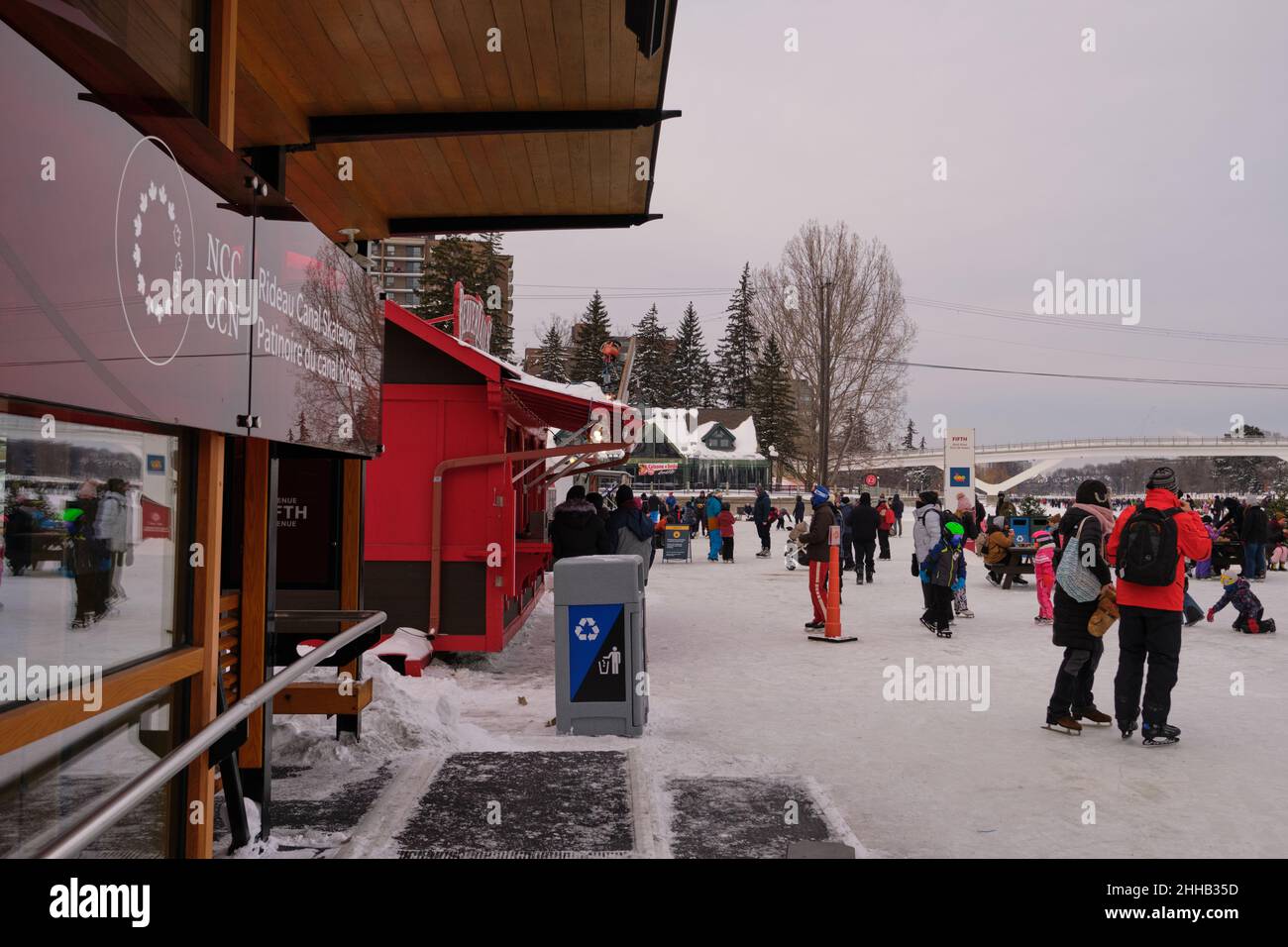 Ottawa, Ontario, Canada - 22 gennaio 2022: Le persone si riuniscono presso gli stand di concessione di Rideau Canal Skhlen. Foto Stock