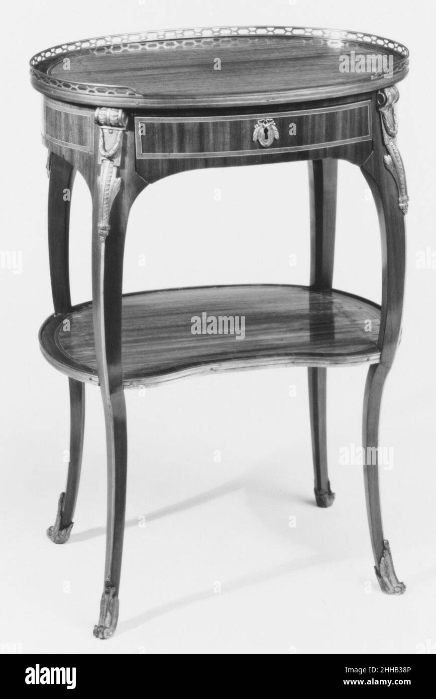 Piccola tabella di scrittura ovale (una di una coppia) ca. 1775 Roger Vandercruse, chiamato Lacroix francese il creatore di questa tavola e la sua coppia, Roger Vandercruse, che era noto con la versione francese del suo nome come Lacroix, ha avuto una carriera di successo a Parigi dove faceva parte di una rete di artigiani eccezionali. Tre delle sue sorelle sposarono cabinettisti, tra cui Francesco Marguerite, moglie di Jean Francis Oeben e dopo la morte di Oeben sposò Jean Henri Riesener. Vandercruse ha timbrato il suo lavoro con le sue iniziali: R.V.L.C. Anche se ha fatto pezzi più grandi come commodes e segretari, uno dei suoi Foto Stock