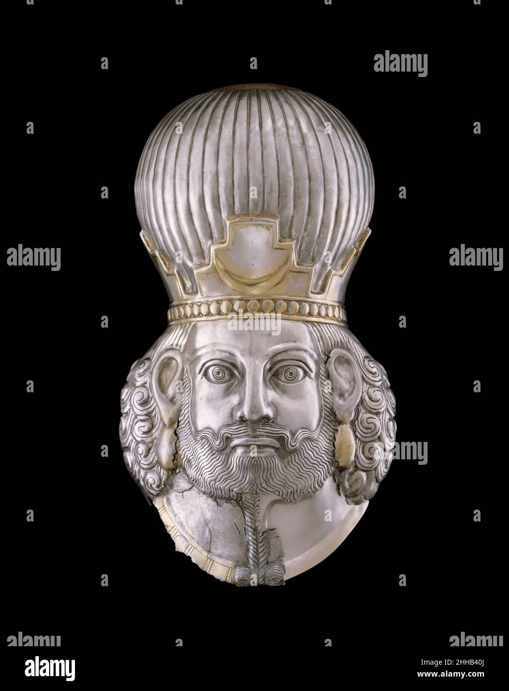 Testa di un re ca. 4th secolo Sasanian la dinastia sasaniana dell'Iran governava un'area dal fiume Eufrate a Bactria dal terzo secolo d.C. fino alla conquista islamica nel settimo secolo, controllando per gran parte di quel tempo la via della seta da Bisanzio a China.Dating dal quarto secolo d.C., Questa testa d'argento di un re sasaniano è un esempio squisito di lavorazione del metallo sasaniano. È rialzato da un unico pezzo d'argento con dettagli inseguiti e repoussé. Il re indossa semplici orecchini ovoidi e una collana bordata di moda sasaniana. La sua potente balausta e il caratteristico naso arcuato se Foto Stock