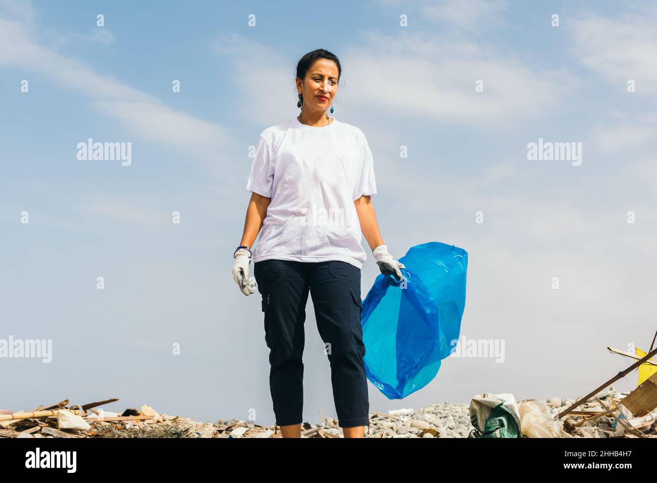 Donna latina con un sacco di spazzatura Foto Stock