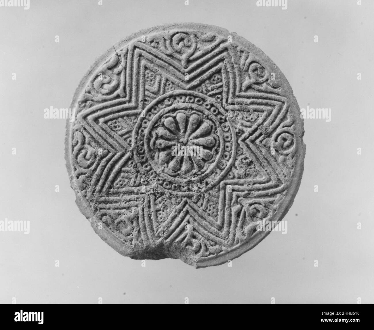 Frammento di vaso 12th–13th secolo. Frammento di un vaso 451675 Foto Stock