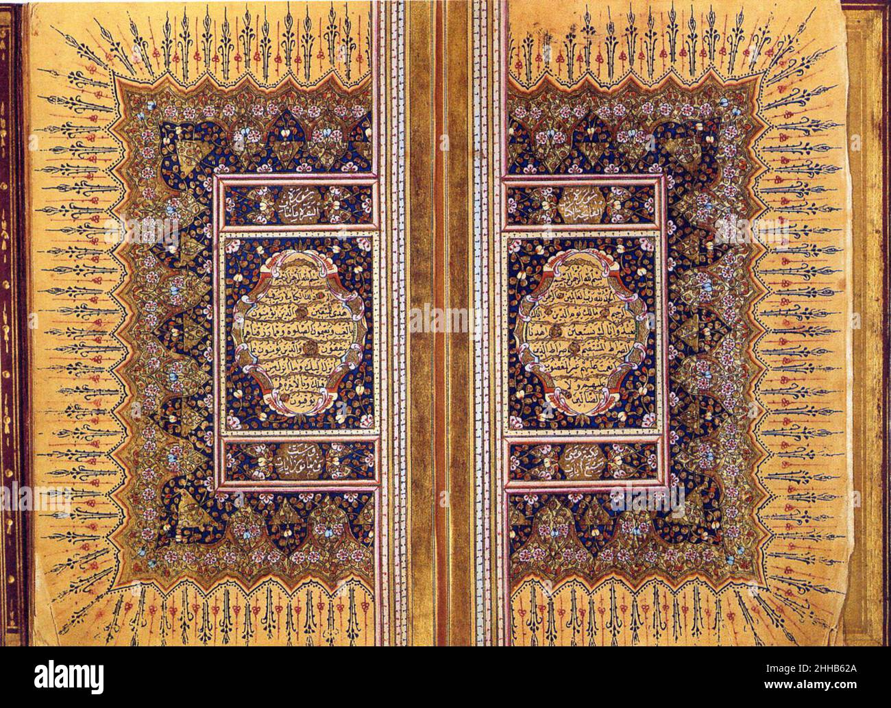 Manoscritto Qur'an datato A.H. 1268/A.D. 1851–52 copiata in un minuto script naskh, la calligrafia finemente scritta di questo piccolo Corano è rivalitata solo dalla sua esuberante illuminazione. Sia la forma della sceneggiatura che la tavolozza dell'illuminazione sono caratteristiche della produzione del manoscritto tardo ottomano. Lo script riprende lo stile sviluppato dal maestro turco di calligrafia Shaikh Hamdullah (d.. 1519). Distinto dagli esempi persiani contemporanei, il naskh ottomano di Shaikh Hamdullah tende verso forme di lettere arrotondate e tratti verticali verticali verticali verticali. Corano Manuscript 453024 Foto Stock