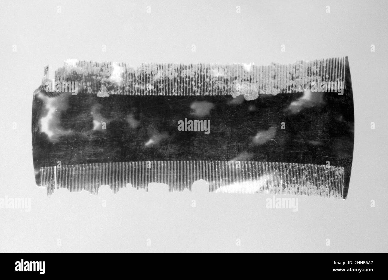 Pettine di pidocchi (parte di un insieme) 1848–49 russo la ditta di Nicholls & Plincke è stata fondata dai membri della comunità relativamente grande degli argentisti e degli artigiani inglesi che lavorano a San Pietroburgo. Dopo il 1840 fu uno dei più importanti rivenditori di articoli di lusso prima che Carl Fabergé offuscasse tutti i concorrenti. Diversi quotidiani contemporanei di San Pietroburgo lodavano i prodotti di alta qualità del magasin anglais Nicholls & Plincke.secondo la tradizione familiare del donatore, questo raro insieme con più di cinquanta articoli recanti il monogramma CMI è stato 'originariamente fatto per e utilizzato da Colin Macrae Foto Stock