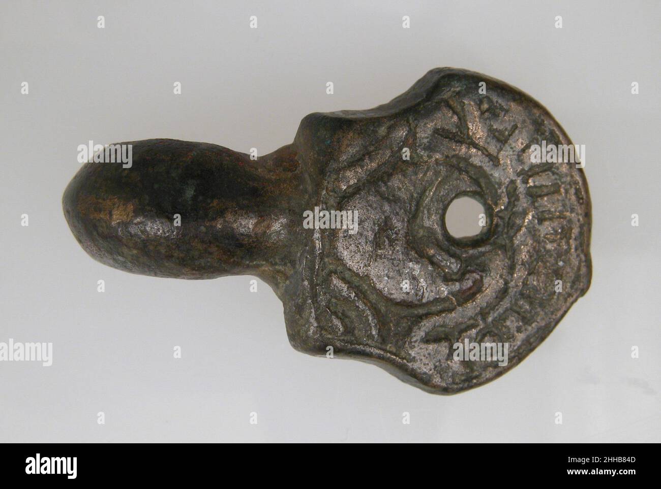 Linguetta della fibbia 3rd–5th secolo tardo romana. Linguetta della fibbia 464891 tardo romana, linguetta della fibbia, 5th?3rd secolo, lega di rame, totale: 1 9/16 x 15/16 x 7/16 poll. (3,9 x 2,4 x 1,1 cm). Il Metropolitan Museum of Art, New York. Dono di J. Pierpont Morgan, 1917 (17.191.193) Foto Stock