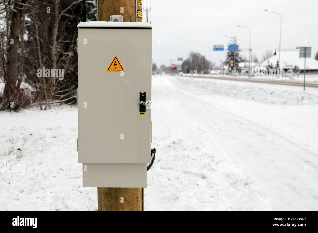 Scatola di distribuzione dell'elettricità al palo fuori della strada. Foto Stock