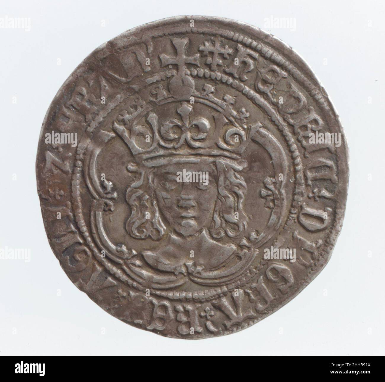Groat di Enrico VII (1485-1509) all'inizio del 16th secolo britannico le forniture di tori portate in Europa dal nuovo mondo nei secoli XVI e XVII causarono inflazione, e in risposta a nuove monete furono emesse con una più ampia gamma di denominazioni. Monete d'oro come il sovrano, con il valore di una libbra, venti scellini, apparve per la prima volta nel 1489. Fu sostituito dall'unità nel 1604 e dalla Guinea nel 1663. Inizialmente coniate in oro, la corona è stata prodotta anche in argento dal 1551, con dimensioni standardizzate simili ad altre monete europee. Gola di Enrico VII (1485-1509) 210869 Foto Stock