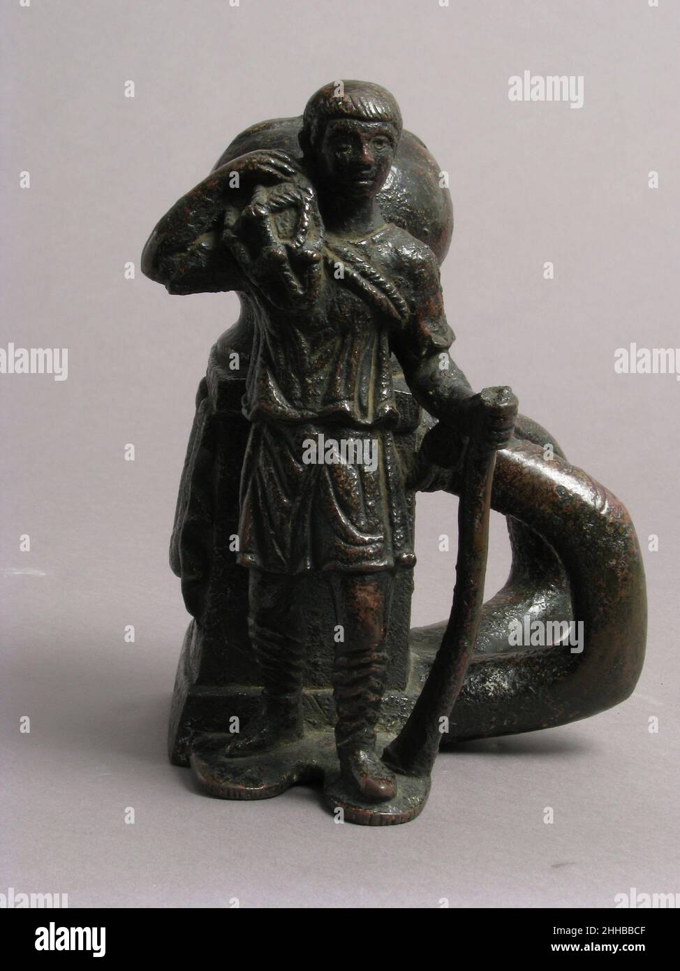 Corbezzolo con un pescatore inizio 5th secolo tardo romano o bizantino questo giovane pescatore, indossando una tunica e stivali, si erge davanti a un pesciardino, utilizzato per legare grandi barche a un molo. Con una rete gettata sulla spalla, tiene un timone nella mano sinistra. Il gancio stesso, utilizzato per fissare una linea da un'imbarcazione, è formato da due dita sporgenti dal bullard. Sardetto con un pescatore 468606 Foto Stock