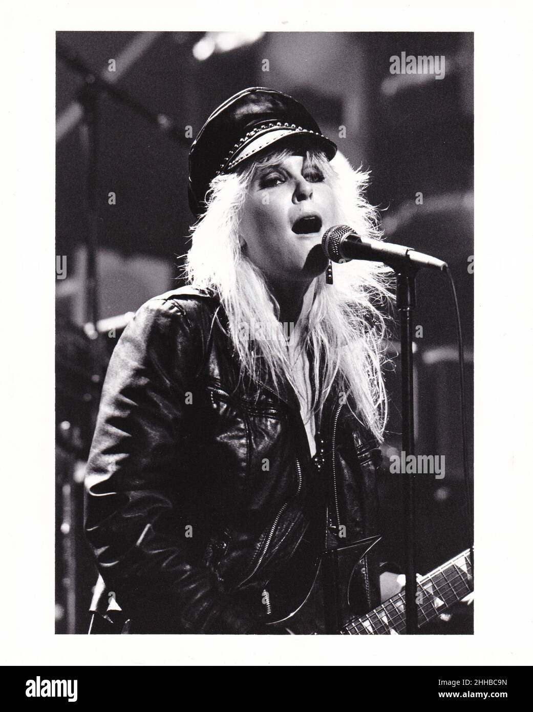 Lita Ford suona sul palco la chitarra circa 1983 credito: Ron Wolfson / Rock negatives / MediaPunch Foto Stock